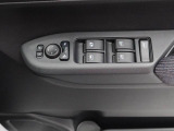 パワーウィンドウのスイッチです。 運転席に居ながら助手席の窓を開け閉めできるので便利ですよ。 ロック機能も付いてるので子供がイタズラして窓を開けるという事もできなくできますよ。