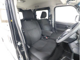 ■運転席シートです。座り心地を高めた座面構造となっておりますので、近場へのちょっとした移動やロングドライブ時など、どんな時でも快適なドライビングを楽しんでいただく事が可能です。