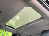 【パノラマルーフ】大型のガラスルーフ搭載で車内の解放感が一気にアップ!開放的なドライブをお楽しみいただけます。