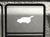 【パワーバックドア】スマートキーや運転席のボタンを押すだけでリアゲートが自動で開閉します!荷物を持っている時や、高い位置にあるバックドアを閉める際に便利な機能です♪