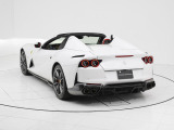 コーンズ名古屋ショールームでは1階に最新モデルの展示とコンフィグレーションルーム、2階には中古車展示エリアとラウンジを配し、最新CIのもとフェラーリをご覧いただけます。