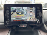 パノラミックビューモニター付きです。車両を上から見たような映像をディスプレイオーディオ画面に表示。運転席からの目視だけでは見にくい、車両周辺の状況をリアルタイムでしっかり確認できます。