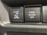 パワースライドドアが付いています。ワンタッチで簡単にお子様でも、お年寄りの方でも、開閉できますからとても便利です。キーレスや車内スイッチでも自動でドアの開閉ができます。