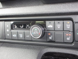 エアコンはオートエアコンでお好みの温度調整が出来、オールシーズン快適にドライブできます!さらに、運転席&助手席シートヒーターが付いてます。2段階に温度設定が可能です。