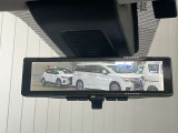 【インテリジェント ルームミラー】車両後方のカメラ映像をミラー面に映し出すので、車内の状況や、天候などに影響されずいつでもクリアな後方視界が得られます!