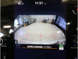 ■リヤビューカメラの映像です。ステアリング連動ガイドラインが、後退時の予想進路を表示し、運転のサポートを致します。