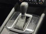 【フロアシフト】直感的な操作性や手に取りやすいレバー位置が特徴です。MTモードはエンジンブレーキやパワフルな加速を要する際など様々なケースで活躍。