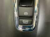 パーキングブレーキはスマートな電子制御式と合わせて渋滞時等にブレーキペダルから足を離しても停車状態を保持してくれるオートブレーキホールド機能で運転が楽になります。スタートはアクセルペダルを踏むだけ
