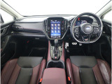 ■視界良好で運転しやすいコックピットです。シンプルで操作性の良いインパネ回りにデザインされ、SUBARUは安全性能に徹底的にまでこだわった視界設計を行っています。