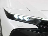 「アダプティブハイビームシステム(AHS)」が装備。LEDの配光範囲を細やかに制御し、先行車や対向車に光が当たる部分だけを自動的に遮光するので、ハイビームでの走行頻度がより向上します。