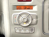 【オートエアコン】一度お好みの温度に設定すれば、車内の温度を検知し風量や温度を自動で調整。暑い&hellip;寒い&hellip;と何度もスイッチ操作をする必要はありません。快適な車内空間には必須の機能ですね♪
