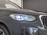 アダプティブLEDヘッドライトはステアリングを切った方向を照らします。