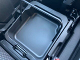 助手席側の座席下には車検証などの小物を入れて頂けるスペースを設置。さらに取っ手が付いているので、そのまま取り出して使う事も可能です。