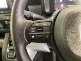 ステアリングにオーディオ操作スイッチが付いています。オーディオ画面に直接タッチしなくても操作が出来ますので、運転に集中できます。