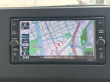 日産純正のメモリーナビ付きです。知らない場所にお出かけの際には非常に活躍します。Bluetoothを搭載しておりますので、運転中でもハンズフリーにて通話を行うことができます。