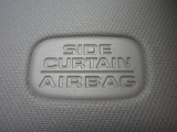 サイドカーテンエアバックシステムは、側面衝突時に大人から子供までさまざまな体格の乗員の頭部や頚部を広範囲で保護。特にセンターピラーへの頭部衝突を防ぐ展開性能を実現しています。