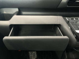 助手席側に引き出しあります☆小物の収納に便利に使えます♪