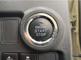 エンジンスタートボタンです。キーが車内にあれば、エンジンの始動・停止はブレーキを踏んでスイッチを押すだけ!キーを取り出す手間を省き、ワンプッシュでエンジンを操作するので簡単でスムーズです。