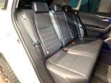 後部座席も気になるようなキズ・汚れやへたり等、大きなダメージはなく、良好な状態です。