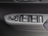 パワーウィンドウのスイッチです。 運転席に居ながら助手席の窓を開け閉めできるので便利ですよ。 ロック機能も付いてるので子供がイタズラして窓を開けるという事もできなくできますよ。