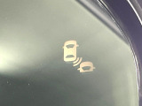 【ブラインドスポットインフォメーション】走行中、ドアミラーの死角になりやすい箇所に後続車が接近するとサイドミラー付近に警告を表示、ドライバーに注意喚起をしてくれます。