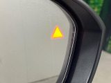 【後方車輛検知】走行中、ドアミラーの死角になりやすい箇所に後続車が接近するとサイドミラー付近に警告を表示、ドライバーに注意喚起をしてくれます。