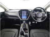 ■視界良好で運転しやすいコックピットです。シンプルで操作性の良いインパネ回りにデザインされ、SUBARUは安全性能に徹底的にまでこだわった視界設計を行っています。
