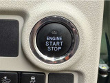 エンジンスタートボタンです。キーが車内にあれば、エンジンの始動・停止はブレーキを踏んでスイッチを押すだけ!キーを取り出す手間を省き、ワンプッシュでエンジンを操作するので簡単でスムーズです。