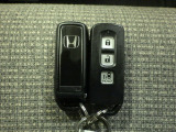 スマートキー付!キーを取り出さなくてもドアロックの施錠・開錠、エンジンの始動が出来ます!雨の日や荷物の多い日にとても便利ですね♪