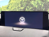 【12.3インチマツダコネクト】車内の雰囲気にマッチした大型ディスプレイ。スマホ接続でのナビ使用やBluetooth再生等、様々な機能が楽しめます。直感的なダイヤル操作が可能で、使い勝手も良好です。