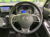 インテリアに合わせたデザインのステアリングは、運転される方のことも考え、運転しやすい形状、大きさです。是非一度、実際に触ってお確かめください。