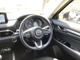 ドライバーが心に余裕をもって運転に集中できること、助手席や後席からもすっきりと前を見通せる空間の起点となり、全員が安心してドライブを楽しめることをモットーにシンプルなレイアウトとなっています。