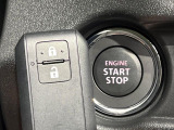 【キーレススタートシステム】カバンやポケットに入れたままでもドアの施錠・解錠が可能なスマートキーを装備。エンジンのオン・オフ時もカギを取り出す必要が無いからとっても便利です♪