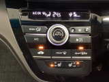 セレクトレバーの左側にプラズマクラスター付き・オートエアコンがついてますので簡単操作で快適に過ごせます。シートヒータースイッチ内蔵で前席の左右別々にHiとLoの2段階で温度設定ができます。
