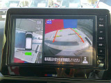 【アラウンドビューモニター】空から見下ろすような視点で、スムースな駐車と安全確認をサポートします。