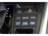 燃費優先のECO、走りと燃費のバランスにすぐれたNORMAL、すぐれた加速を発揮するSPORT。気分や走行状況に合わせて走りを選べます。雪道発進時の強い味方SNOWへの切替えも可能です。