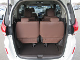 広い荷室で沢山の荷物が乗ります!更にシートアレンジを行うことでもっと大きな荷物も載せる事ができます。