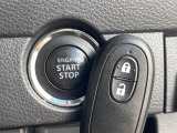 【キーレススタートシステム】カバンやポケットに入れたままでもドアの施錠・解錠が可能なスマートキーを装備。エンジンのオン・オフ時もカギを取り出す必要が無いからとっても便利です♪