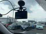 【ドライブレコーダー】走行中の映像を記録することで、万一のトラブルや事故時に状況確認ができ、安心してドライブを楽しめます。