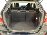 ラゲッジも広く使いやすいトランクは、開口部も広く荷物の積み下ろしもしやすいお車となっております。リアシートの背もたれは6:4の割合で分割して可倒できるので、長いお荷物などを載せることもできます。