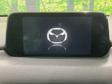 【マツダコネクトナビ】車内の雰囲気にマッチした一体型タイプのナビ。各種車輌設定やBluetooth再生等、様々な機能が楽しめます。直感的なダイヤル操作が可能で、使い勝手も良好です。