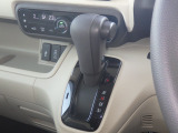 インパネシフトなら、足元広々でゆとりの空間を実現。スムーズなシフト操作と開放感で、運転席も助手席も快適なドライブが楽しめますね☆