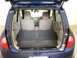 リアシートを倒すと、ラゲッジスペースを広くお使いいただけます!