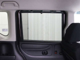 スライドドアに収納式のサンシェードを装備しています。