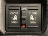 【両側パワースライドドア】両側がパワースライドドアになっており、運転席のスイッチやスマートキーでも開閉が可能です!開口部も広いので乗り降りも楽々♪