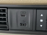 エアコン操作パネルの左側に、スマートフォンなどの充電可能なUSB端子と、音源などの外部入力の可能なUSB端子がついています。移動中に充電もできるので便利です。