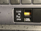 片側パワースライドドアが付いています。運転席やワイヤレスリモコンにも開閉スイッチがあり、とても便利です。半ドア防止や挟み込み防止機能も付いていますよ。