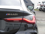 L字型の特徴的なテールランプが、後方のドライバーへBMWを印象付けます。