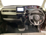 車内は光触媒抗菌消臭施工済です。スタイリッシュなデザインで暖かみのあるインパネ周りを演出します。グローブボックスやカップホルダーのほかにトレーなどたくさんの収納スペースが装備されています。