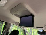 【フリップダウンモニター】大画面モニターで後席でもエンタメをお楽しみいただけます。小さなお子様にも大人気の装備です♪